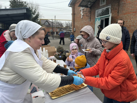 В храме Архистратига Михаила п. Каменоломни на масленицу всех гостей угощали блинами и горячим чаем