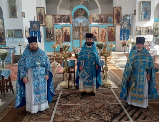 Протоиерей Сергий Яценко поздравил жителей станицы Кривянской Октябрьского района с престольным праздником и днем Покрова Божией Матери