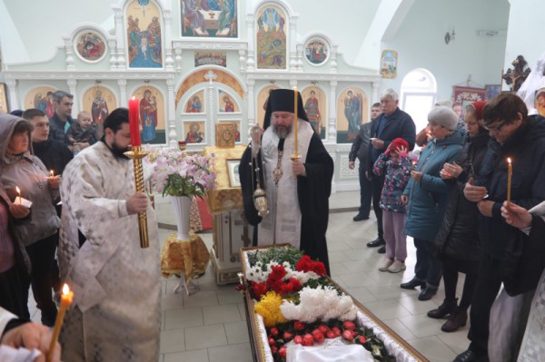 Епископ Шахтинский и Миллеровский Симон совершил чин погребения в храме святого великомученика Георгия Победоносца п. Новозарянский