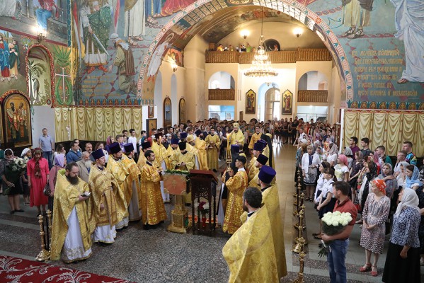Соборным богослужением епископ Симон молитвенно отметил день тезоименитства в Покровском кафедральном соборе г. Шахты