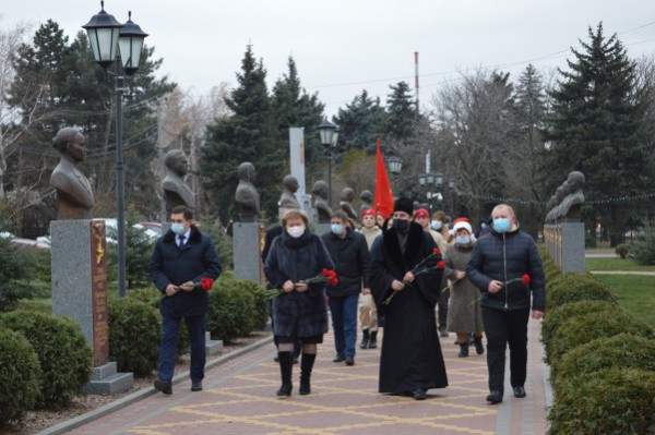 Благочинный приходов Нижнедонского округа принял участие в церемонии возложения цветов, посвященной Дню Неизвестного Солдата