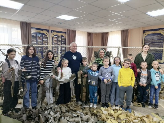 Добровольцы Нижнедонского благочиния продолжают плести маскировочные сети