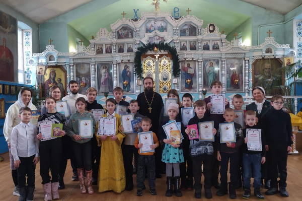 В храме Архистратига Михаила п. Каменоломни состоялось награждение детей воскресной школы