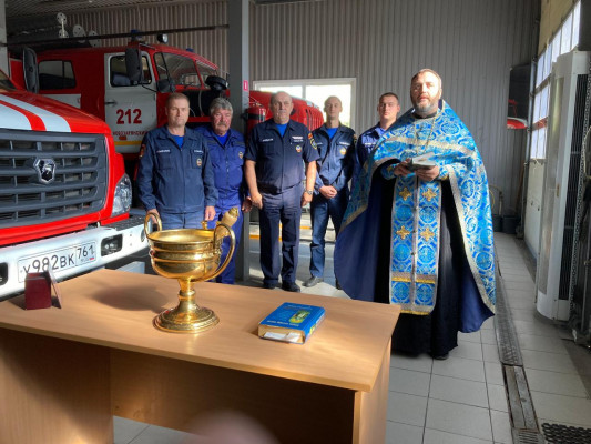 Пожарные п. Новозарянский помолились своей Небесной Заступнице