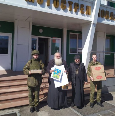 Бойцам 150-ой гвардейской мотострелковой дивизии передали подарки от приходов Новошахтинского благочиния