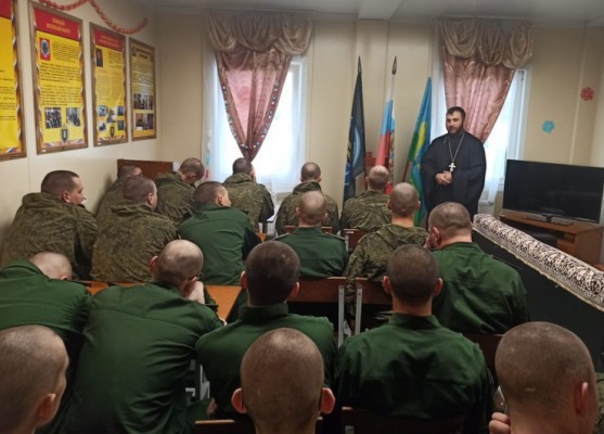 Настоятель храма святого Георгия Победоносца п. Новозарянский иерей Сергий Липень посетил личный состав 163 танкового полка