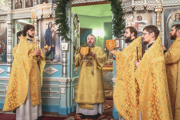 В праздник Собора новомучеников и исповедников Церкви Русской, епископ Симон совершил Литургию в храме Архистратига Михаила поселка Каменоломни