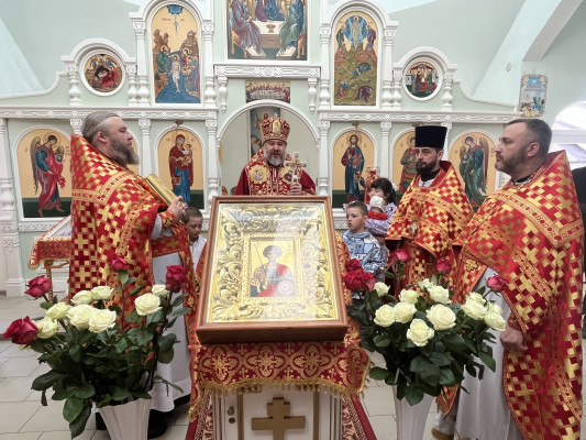 В престольный день епископ Шахтинский и Миллеровский Симон совершил Божественную литургию в храме святого великомученика Георгия Победоносца поселка Новозарянский