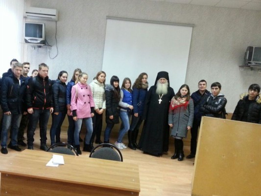 Настоятель студенческого храма святой мученицы Татианы п. Персиановский иеромонах Николай (Наметышев) в очередной раз встретился со студентами первого курса технологического факультета ДонГАУ
