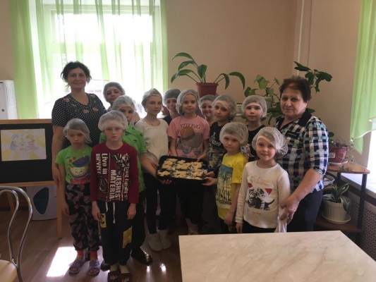 К празднику 40 Севастийских мучеников дети приюта "Огонек" п. Каменоломни сами изготовили жаворонков