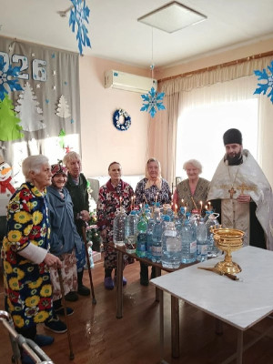 Духовная поддержка пожилых: как в соццентре встретили Крещение