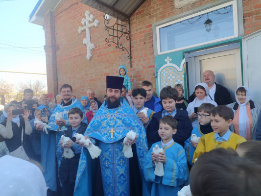 В день Благовещения Пресвятой Богородицы в храме Архангела Михаила п. Каменоломни выпустили в небо белых голубей