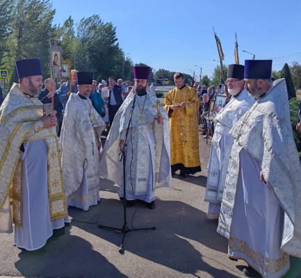 Соборная служба в храме п. Каменоломни и Крестный ход прошли в день воспоминания чуда, совершенного Архангелом Михаилом в Хонех