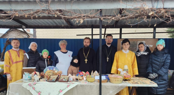 В преддверии новогодних каникул в храме Архистратига Михаила п. Каменоломни состоялась традиционная Рождественская благотворительная ярмарка