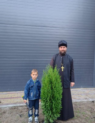 В храме Архистратига Михаила п.Каменоломни продолжаются работы по озеленению территории