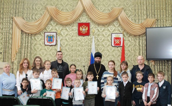 Юных художников наградили за участие в конкурсе "Красота Божьего мира"