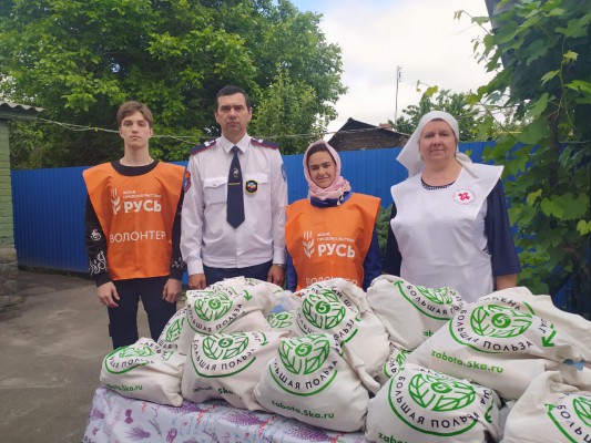 В храме Архистратига Михаила п. Каменоломни нуждающимся раздали продуктовые наборы