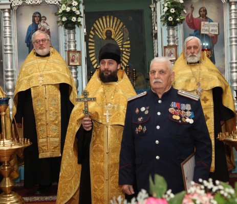 Казаки наградили своего духовника