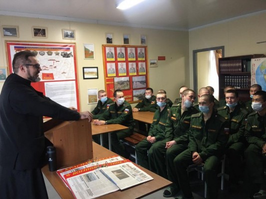 Иерей Евгений Поцелуев с пастырским визитом посетил 68 гвардейский танковый полк