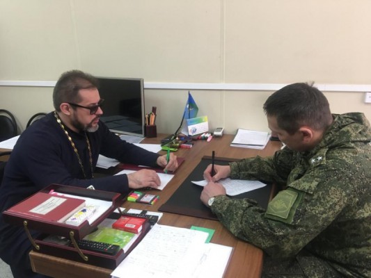 Иерей Евгений Поцелуев провел рабочую встречу с командованием 68 танкового полка
