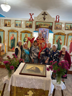Прихожане храма святого благоверного князя Димитрия Донского поселка Нижнедонской поздравили настоятеля прихода игумена Александра (Корнеева) с днем иерейской хиротонии