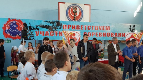 Протоиерей Андрей Поздняков посетил спортивное мероприятие школы № 41 ст. Бессергеневской