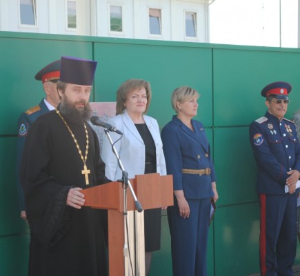 Благочинный приходов Нижнедонского округа поздравил юнармейцев с принятием присяги