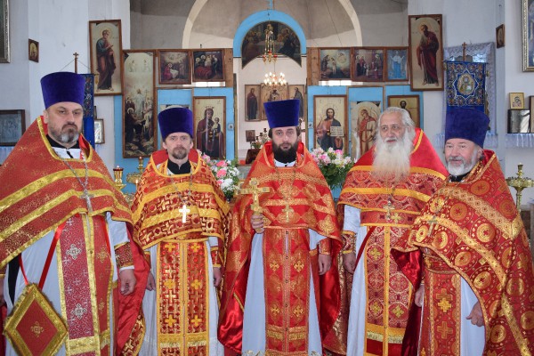 В пятницу Светлой седмицы, в день  празднования  иконы Божией Матери Живоносный Источник, в Покровском храме станицы Кривянской Октябрьского района прошло соборное Богослужение