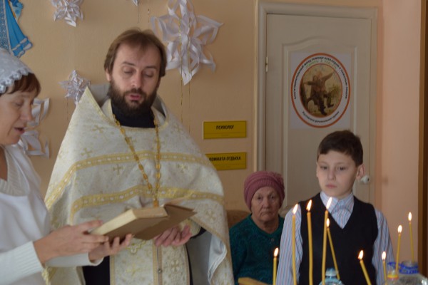 В день Крещения Господня благочинный приходов Нижнедонского округа совершил чин великого освящения воды и поздравил постояльцев социально-реабилитационного центра п. Каменоломни с праздником