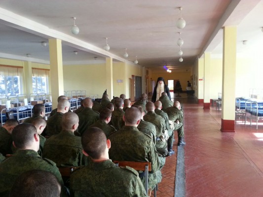 Встреча священника с новобранцами