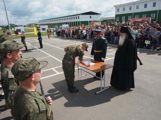В День России в 150 мотострелковой дивизии новое пополнение военнослужащих приняло присягу