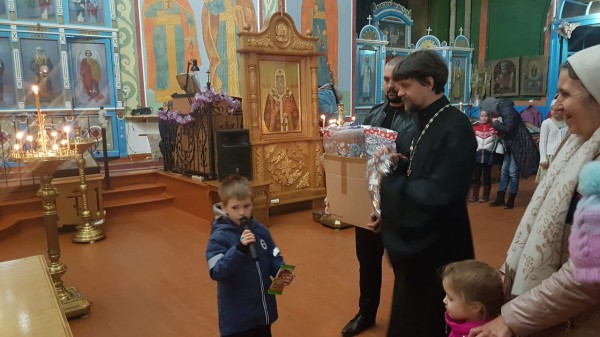Учащиеся воскресной школы «Пересвет» поздравили местных жителей станицы Бессергеневской с Рождеством Христовым