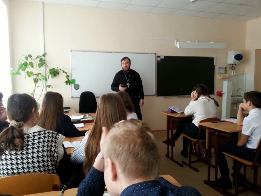 Настоятель храма святого Георгия Победоносца п. Новозарянский и учащиеся местной школы обсудили актуальные вопросы, интересующие современную молодежь