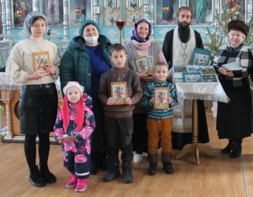 Писатель Октябрьского района Людмила Бардашова подарила ребятам воскресной школы «Благовест» авторские книги для детей