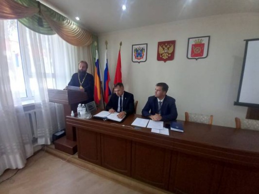Благочинный приходов Нижнедонского округа принял участие в заседании Консультативного совета по межэтническим отношениям Октябрьского района