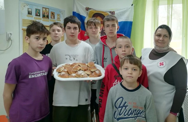 Воспитанники приюта «Огонек» п. Каменоломни изготовили жаворонков для воинов в госпиталь ДНР