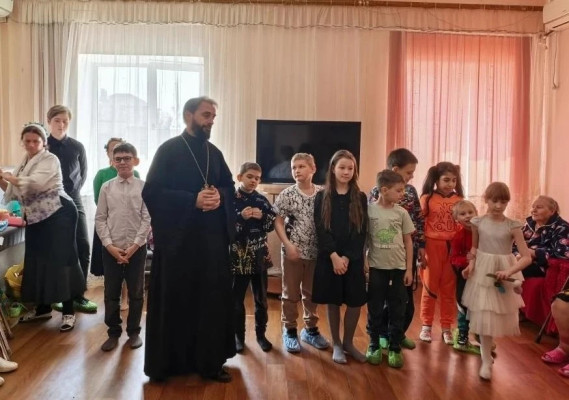 Забота о ближних: визит благочинного и воспитанников воскресной школы в пансионат для пожилых людей