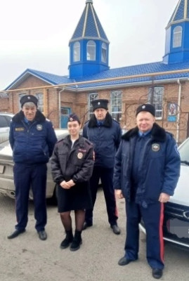 Казаки и полиция совместно обеспечивают порядок в праздничные дни в Октябрьском районе