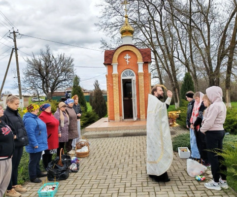 В хуторе Веселая Бахмутовка освятили пасхальные куличи у часовни в честь Святой Троицы