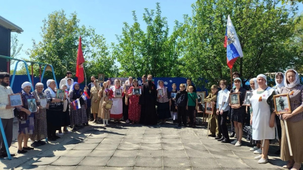 На детской площадке «Территория добра» почтили память героев акцией «Сирень Победы»