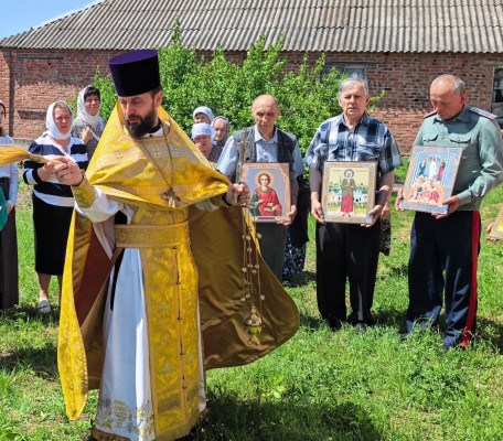 В день памяти святителя Николая Чудотворца прихожане храма х. Керчик-Саврова отметили престольный праздник
