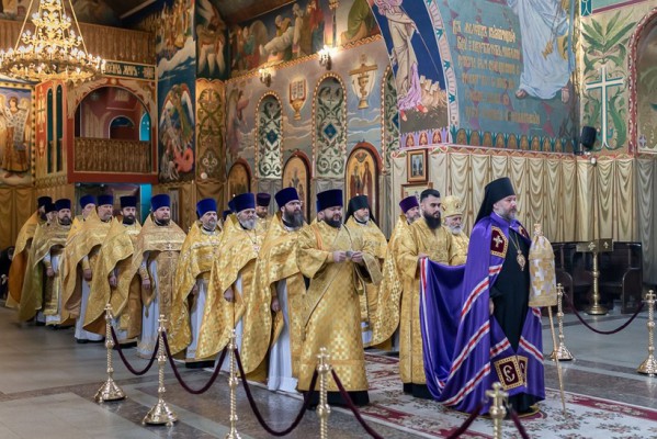 Благочинный приходов Нижнедонского округа принял участие в соборном Богослужении в день рождения епископа Симона