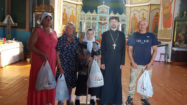 Жители станицы Бессергеневской получили благотворительную помощь от социальных добровольцев Нижнедонского благочиния