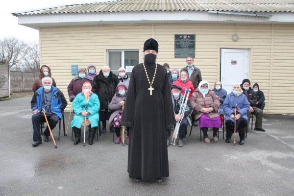 Благочинный приходов Нижнедонского округа поздравил постояльцев социально-реабилитационного отделения Центра социального обслуживания граждан пожилого возраста и инвалидов Октябрьского района с Рождеством Христовым