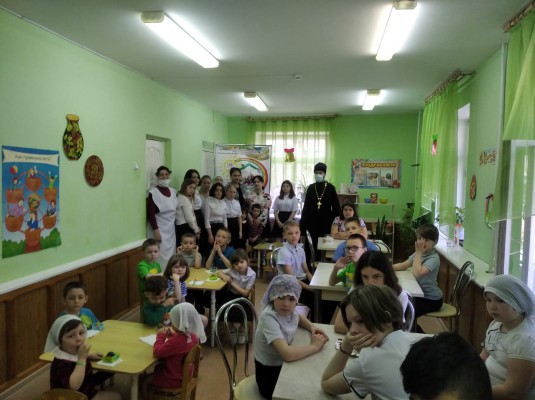 Протоиерей Сергий Яценко поздравил воспитанников приюта «Огонек» п. Каменоломни с праздником Светлого Христова Воскресенья