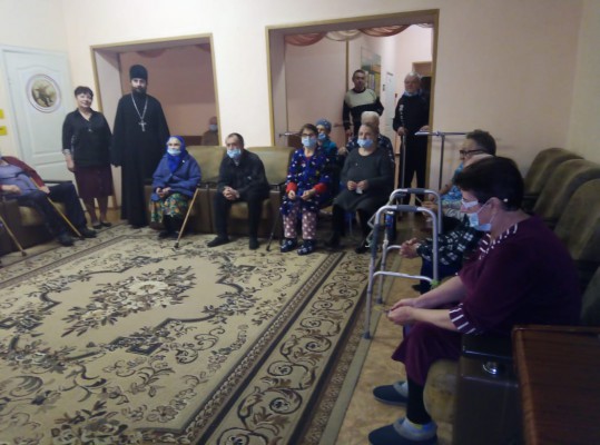 Благочинный приходов Нижнедонского округа поздравил пожилых постояльцев социального центра с Богоявлением