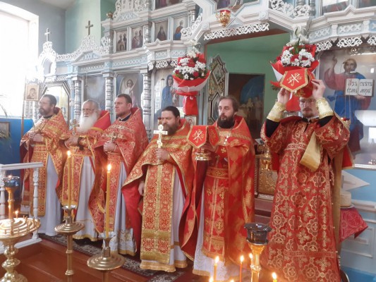 В субботу Светлой седмицы в храме Архистратига Михаила п. Каменоломни Октябрьского района прошло соборное Богослужение духовенства Нижнедонского округа
