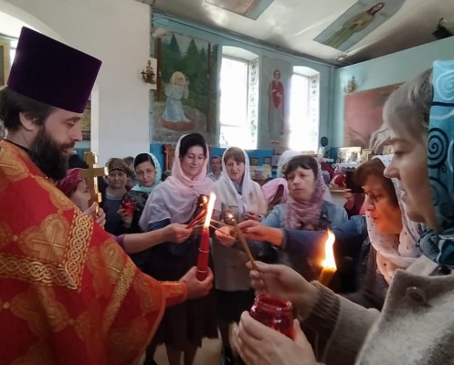 В храме Архистратига Михаила п. Каменоломни торжественно встретили Благодатный огонь