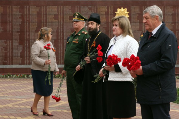 Возложение цветов к мемориалу «Аллея памяти»