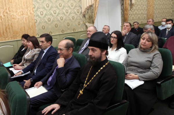 По приглашению Администрации Октябрьского района благочинный приходов Нижнедонского округа принял участие в заседании Собрания депутатов Октябрьского района